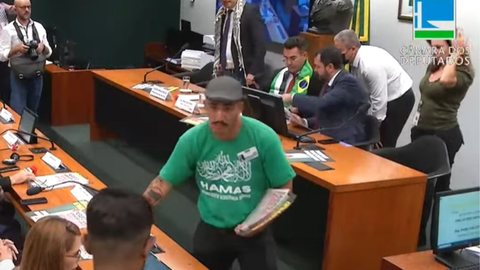 Homem vestindo uma camiseta do grupo terrorista Hamas na Câmara dos Deputados - Imagem: Reprodução | TV Câmara