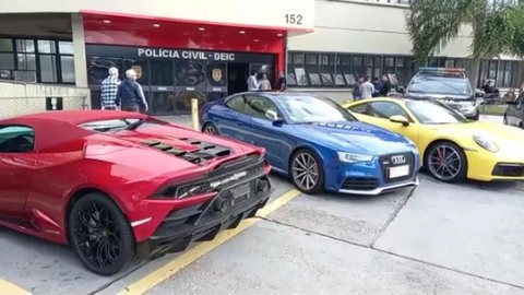 Polícia de SP apreende 7 carros de luxo, incluindo Porsche e Jaguar, em operação contra lavagem de dinheiro feita por influenciadores