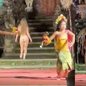 Veja vídeo: completamente nua, turista alemã invade templo em Bali e recebe castigo - Imagem: reprodução
