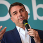Flávio Bolsonaro enfrenta resistência de partidos do Centrão às vésperas da convenção que deverá oficializar sua candidatura à Presidência pelo PL - Imagem: Reprodução