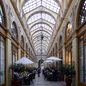 Galerie Vivienne, Paris, 1826 - As passagens cobertas ajudaram a transformar o olhar em experiência urbana - Imagem: Reprodução/Wikimedia Commons