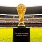Taça da Copa do Mundo no Estádio Azteca, no México - Imagem: Reprodução/FIFA via Getty Images