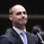 Eduardo Bolsonaro durante entrevista após condenação pelo STF. Ex-deputado voltou a criticar Alexandre de Moraes e citou Donald Trump ao comentar a decisão da Corte. - Imagem: Bruno Spada / Câmara dos Deputados
