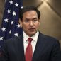 Evento em Washington reuniu Marco Rubio, Joesley Batista e Vicente Santini, coordenador da pré-campanha de Flávio Bolsonaro, durante celebração da independência dos Estados Unidos. - Imagem: Umit Bektas / POOL / AFP