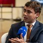 Nikolas Ferreira comentou a operação da Polícia Federal que mira o senador Jaques Wagner e afirmou que o Brasil vive uma sequência permanente de escândalos políticos. - Imagem: Renato Orphão / PlatôBR