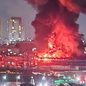 Bombeiros continuam o combate aos focos remanescentes e o trabalho de rescaldo após incêndio em imóvel comercial - Imagem: Reprodução