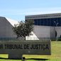 Terceira Turma do STJ decidiu que planos de saúde devem custear cirurgias de feminização facial quando integradas ao processo transexualizador e prescritas por médico. - Imagem: Reprodução